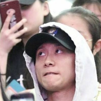 张一山被粉丝围堵表情包图3