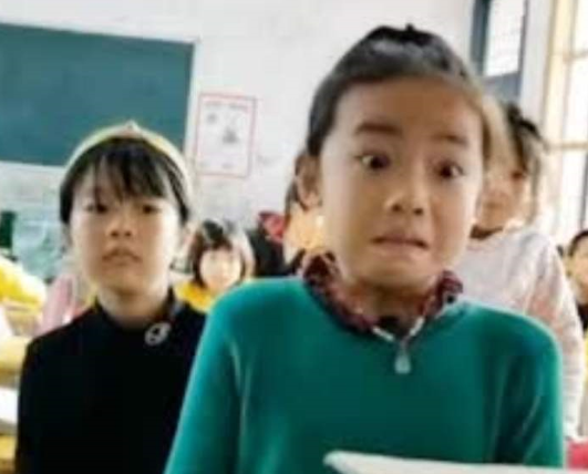 女孩考第一奖励太丰盛惊出表情包图1