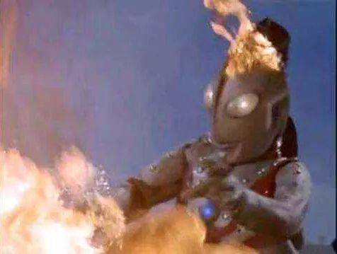 奥特曼都被煎吐血了抖音表情包图片大全免费分享  v1.0图1