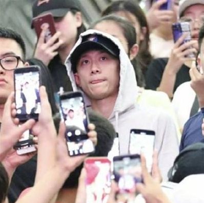 张一山被粉丝围堵表情包图2