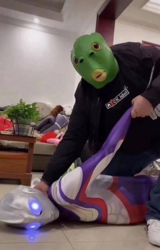 微信转账20块不然奥特曼就得死gif表情包图片无水印下载  v1.0图2